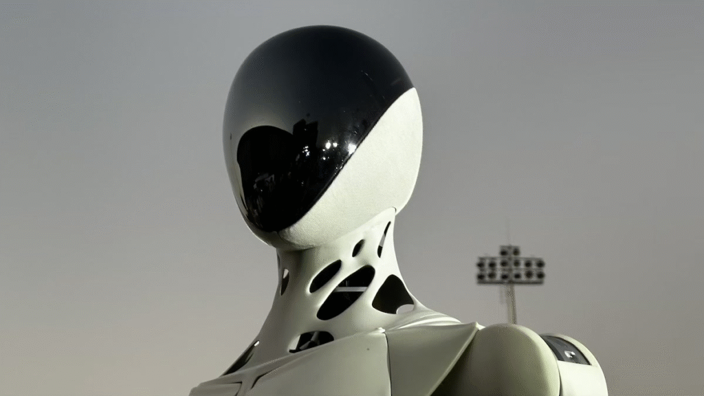 小鹏IRON发布，当人形机器人学会“猫步”，我们的工具如何迈向新时代？