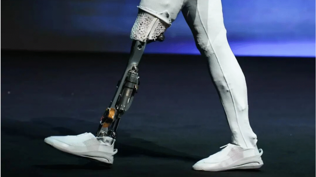 小鹏IRON发布，当人形机器人学会“猫步”，我们的工具如何迈向新时代？