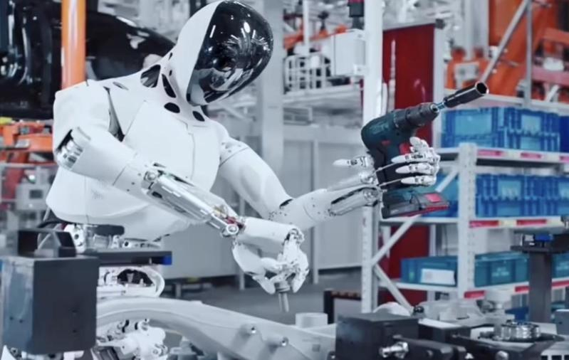 小鹏IRON发布，当人形机器人学会“猫步”，我们的工具如何迈向新时代？